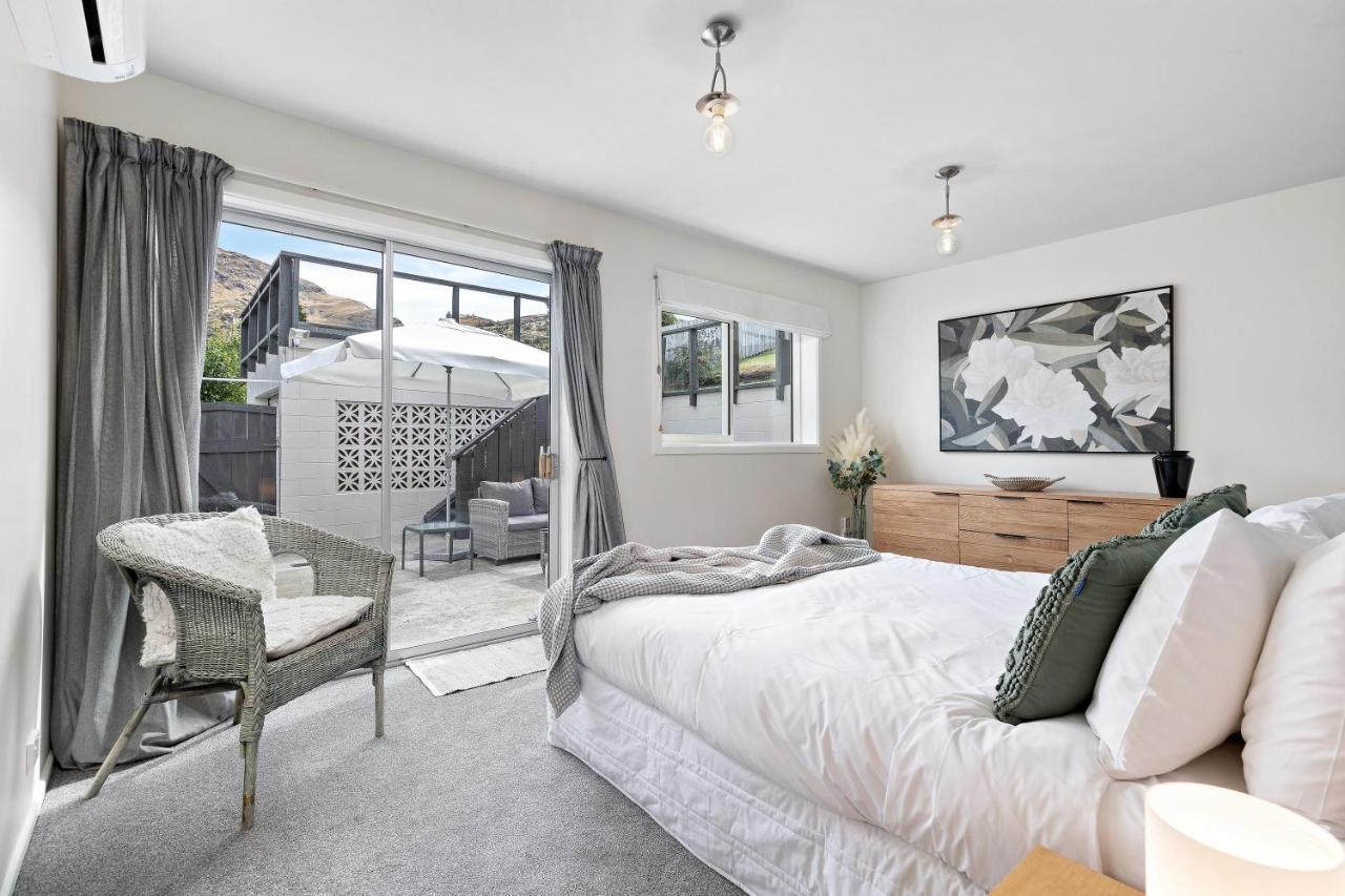 Lake And Mountain View Living Queenstown Exterior photo