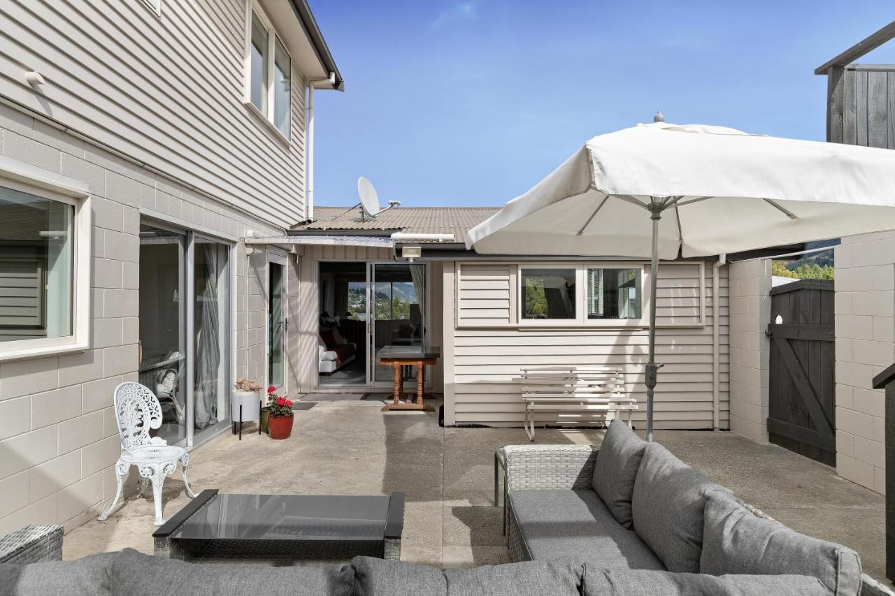 Lake And Mountain View Living Queenstown Exterior photo